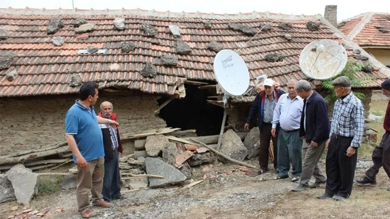 Mahalleye her gün taş yağıyor Mahalleye her gün taş yağıyor