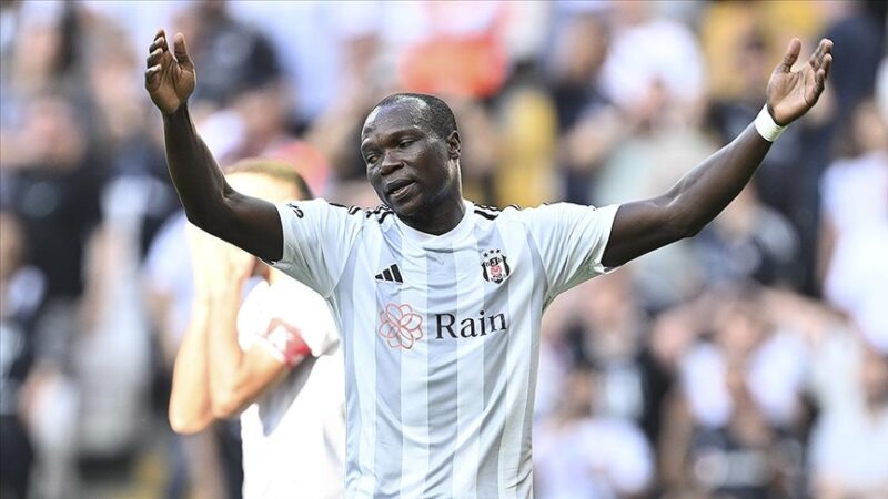 Beşiktaş'ın Kamerunlu futbolcusu Vincent Aboubakar, siyah-beyazlı formayla Trendyol Süper Lig'e