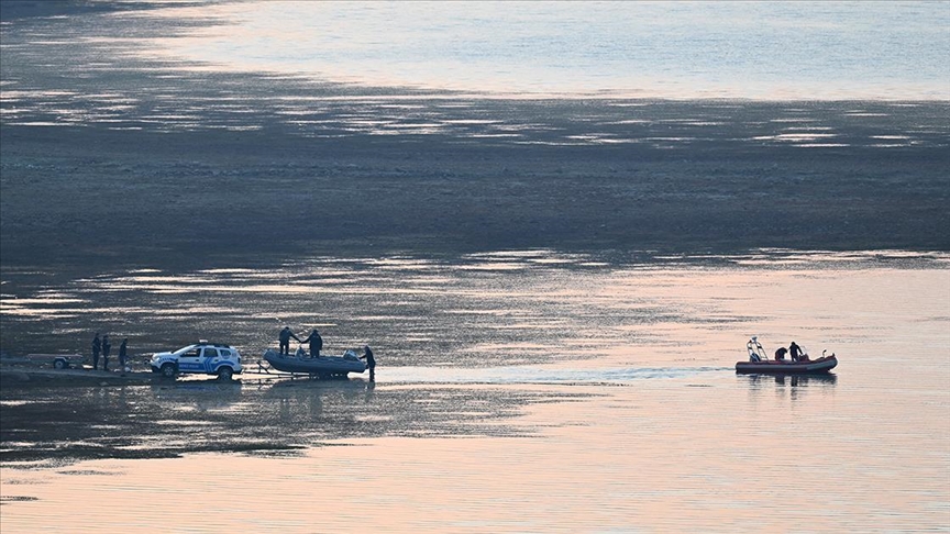 Yangın söndürme helikopteri baraja düştü! 3 kişi aranıyor