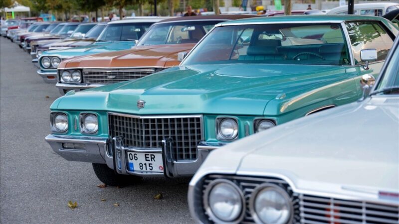 Konya Klasik Otomobilciler Derneğiyle Meram Belediyesince organize edilen klasik otomobil