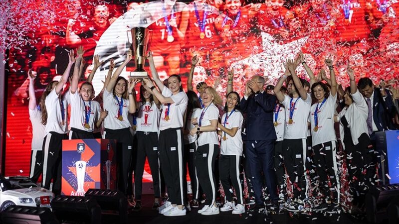 Türk voleybolunun efsanelerinden Esra Gümüş Kırıcı, Arzu Göllü, Özlem Özçelik