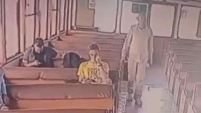 Yolcunun saçını yaktı! Dehşet anları kamerada