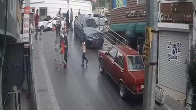 Esnafın caddeye döktüğü yağ sürücü ve yayaları zorladı Esnafın caddeye döktüğü yağ sürücü ve yayaları zorladı