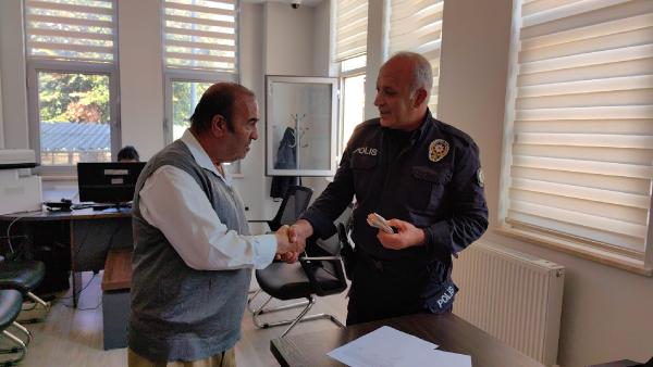 Bursa’da otobüste bulunan parayı polise teslim etti