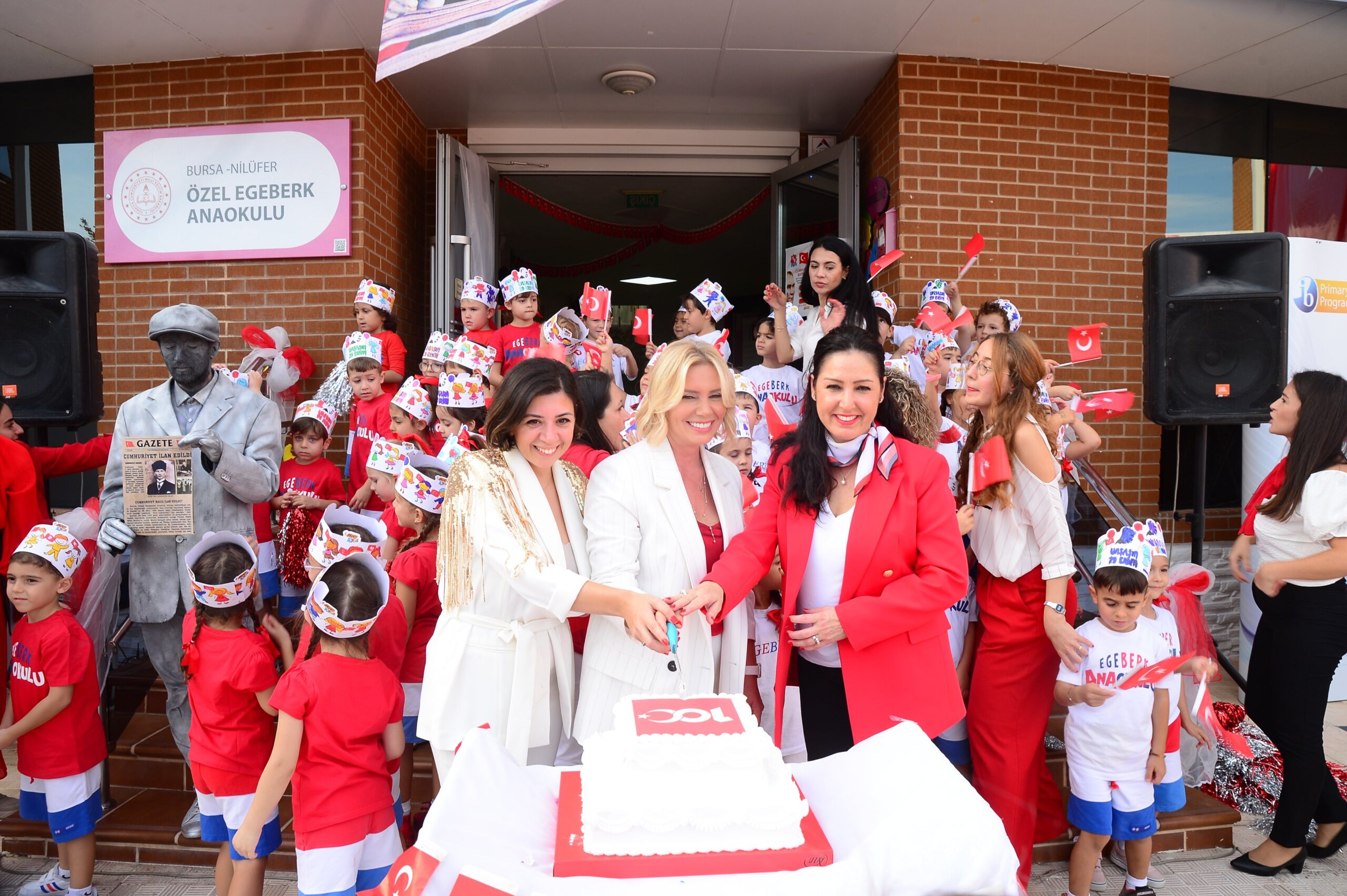 Bursa’da minik yüreklerin 100. yıl coşkusu