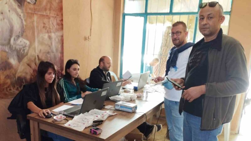 Mustafakemalpaşa’da evcil hayvanlara çip taktırılması zorunluluğu çerçevesindeki yasal uygulama hızla