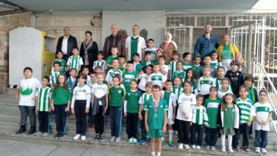 Bursaspor’un şampiyon öğrencisine okulunda coşkulu karşılama