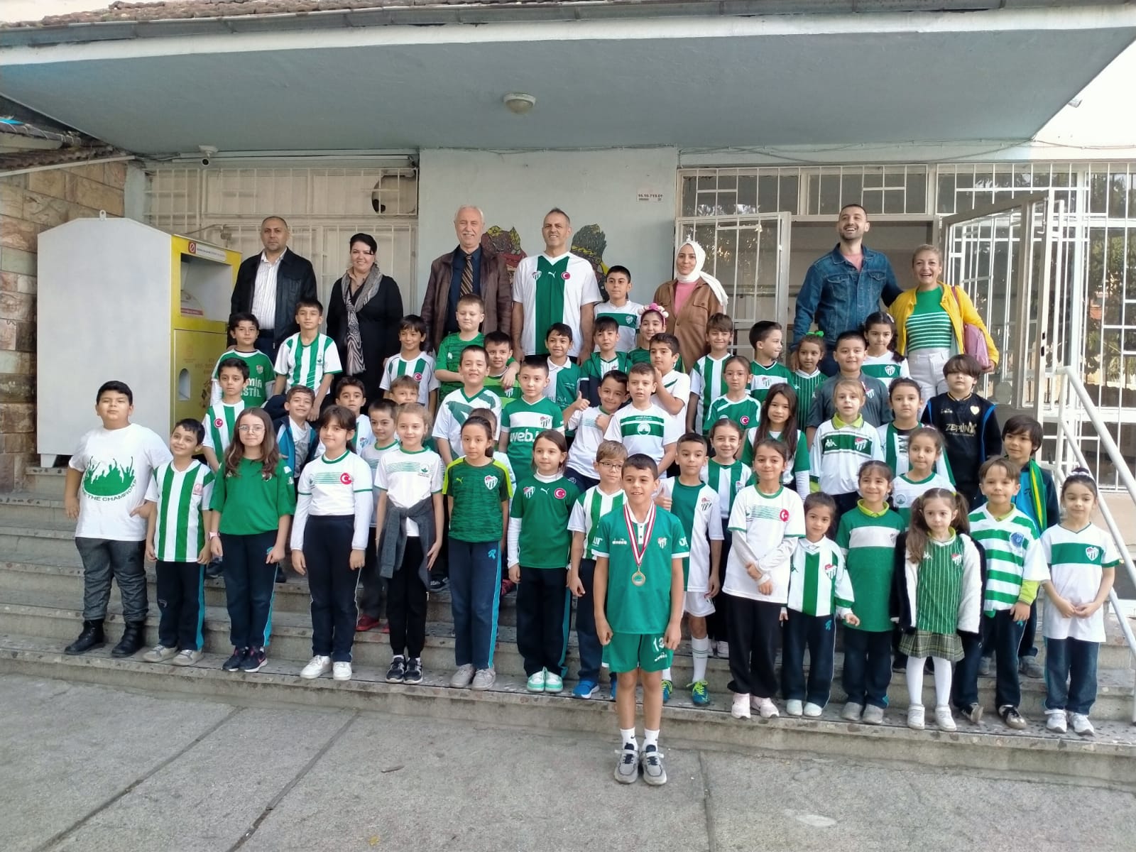 Bursaspor’un şampiyon öğrencisine okulunda coşkulu karşılama Bursaspor’un şampiyon öğrencisine okulunda coşkulu karşılama