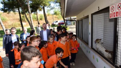 Başkan Tanır ve öğrenciler patili dostları yalnız bırakmadı