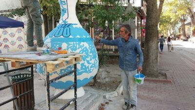Bursa’da 2 metre boyunda İznik çinisinden dev vazo!