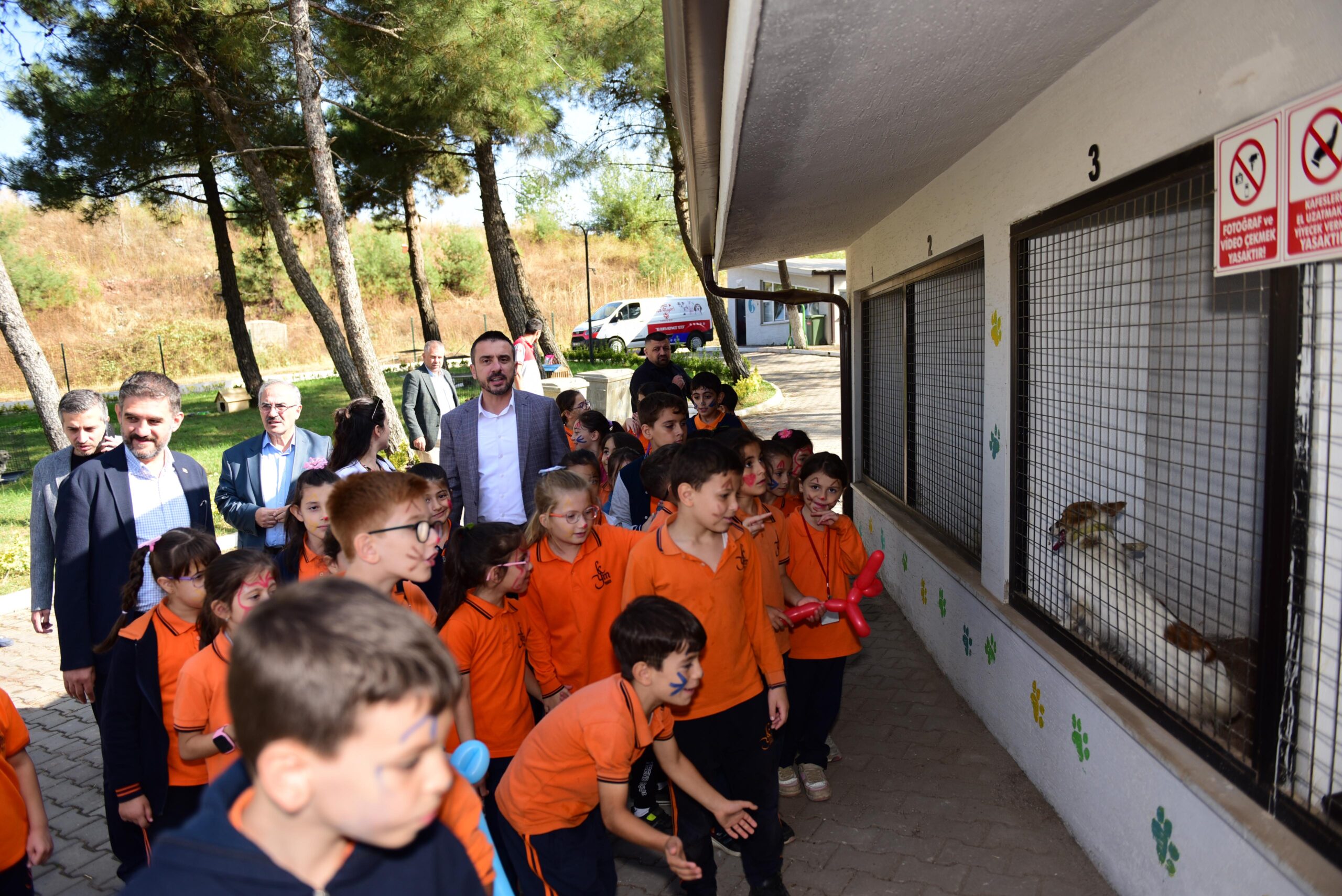 Başkan Tanır ve öğrenciler patili dostları yalnız bırakmadı