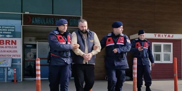 Bursa’da babasını taşla yaraladı, sağlık ekiplerini rehin aldı