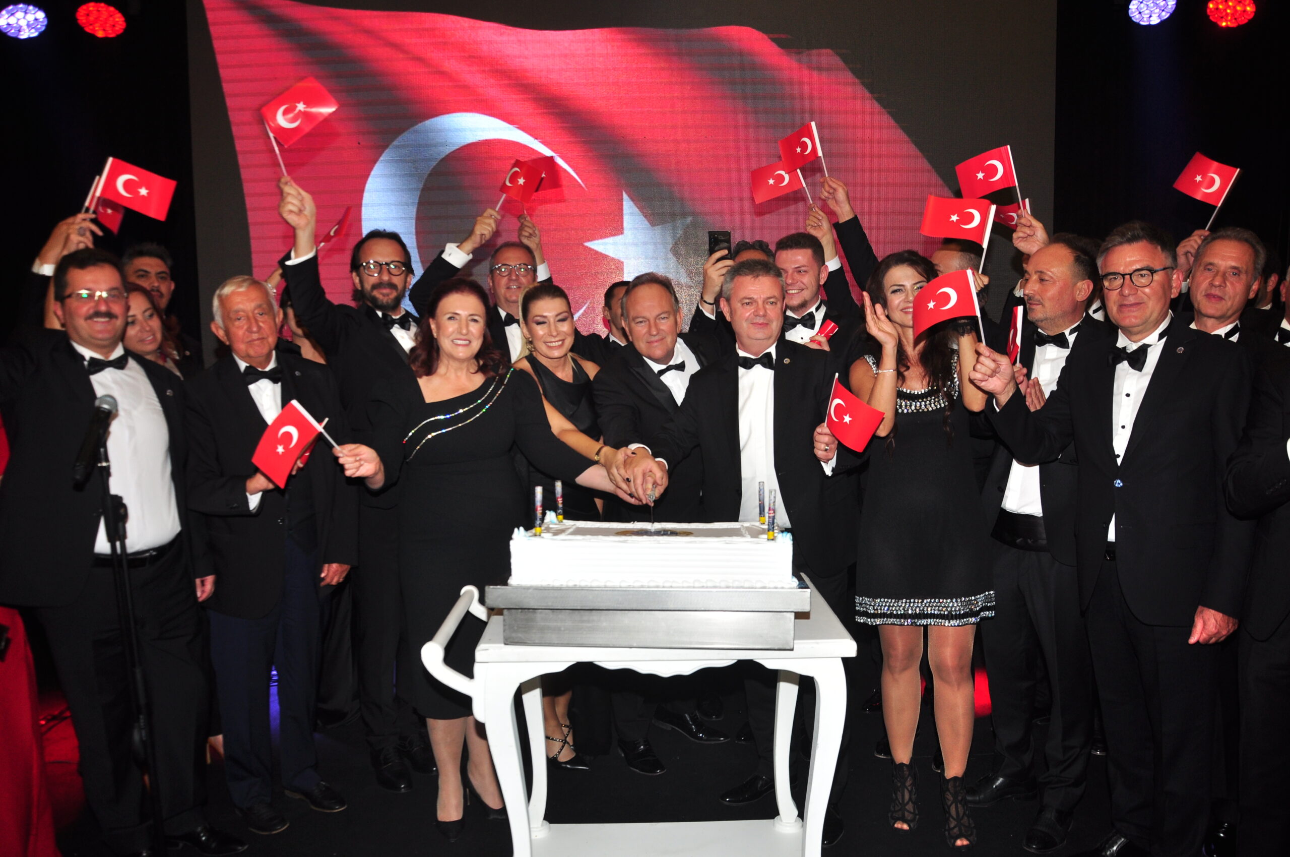 Bursa’da RUMELİSİAD’dan muhteşem balo! Atatürk’ün bilinmeyen yönleri…