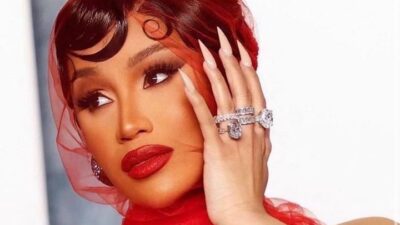 31. yaşını iddialı kırmızı bir elbise ile kutlayan şarkıcı frikik verdi!