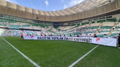 Bursaspor maçında Gazze için pankart açtılar