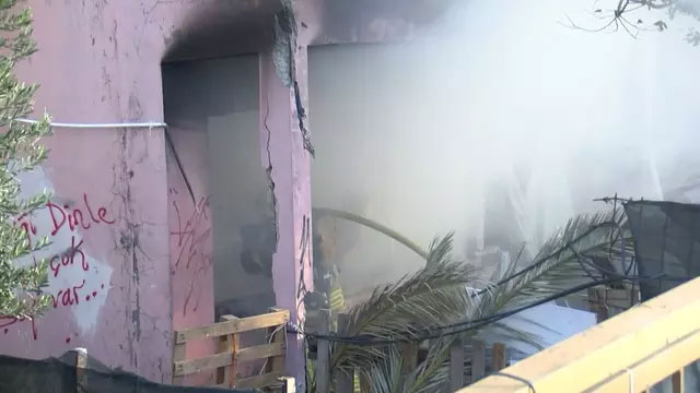 ‘En sonunda binayı yaktılar’ Araçlar dumanların ortasında kaldı!