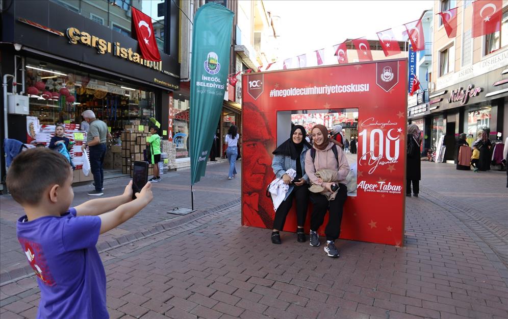 İnegöl’de Cumhuriyet’in 100. yılını ölümsüzleştiren etkinlik İnegöl’de Cumhuriyet’in 100. yılını ölümsüzleştiren etkinlik