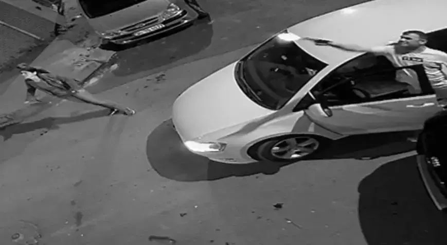 Dehşet! 10 yıllık arkadaşının eşi, evine kurşun yağdırdı