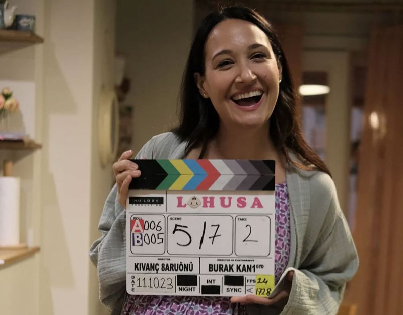 Gupse Özay gerçek hayattaki doğum doktoruyla kamera karşısına geçti