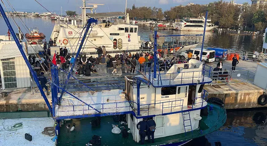 Balıkçı teknesine operasyon! 120 kaçak göçmen yakalandı