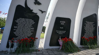 Depremde hayatını kaybedenler anılıyor