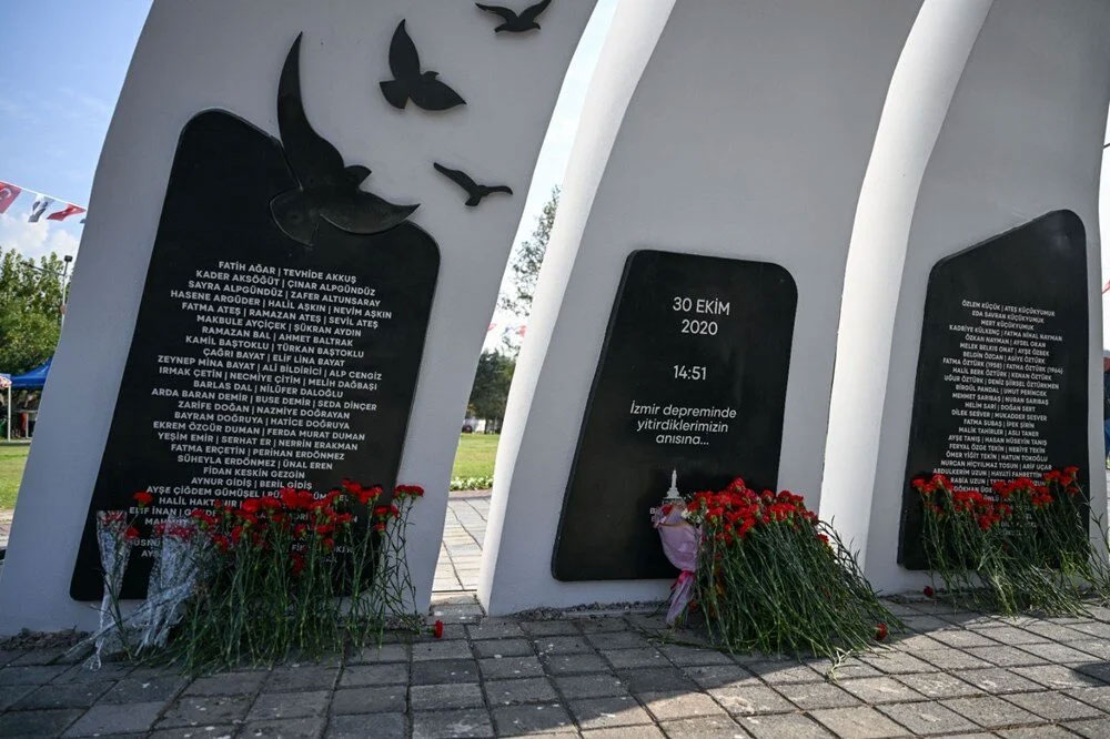 Depremde hayatını kaybedenler anılıyor