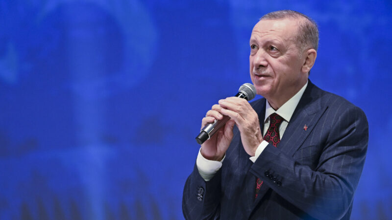 Cumhurbaşkanı Erdoğan yeniden genel başkan seçildi AK Parti’de Cumhurbaşkanı Recep Tayyip Erdoğan yeniden genel başkan seçildi.