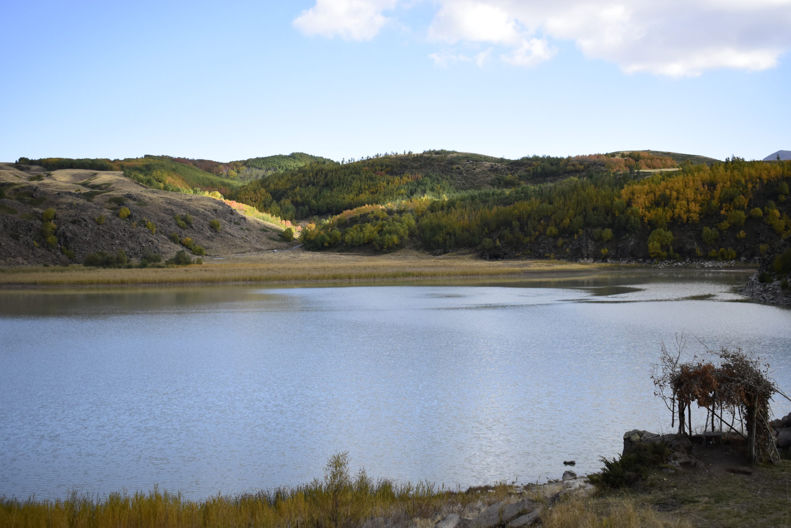 Türkiye’nin en büyük krater gölü… Sonbaharda da uğrak noktası oldu