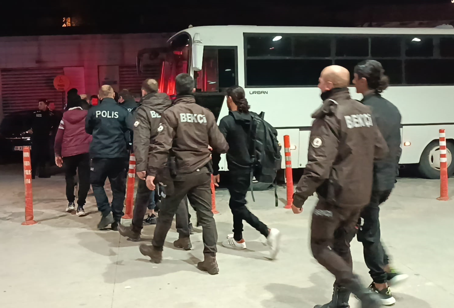 Bursa’da 30 düzensiz göçmen yakalandı Bursa’da 30 düzensiz göçmen yakalandı