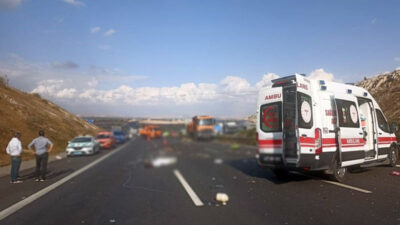 Minibüs ile kamyon çarpıştı: 5 ölü