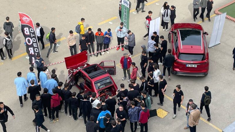 Bursa'da bir meslek lisesinde, Cumhuriyet'in 100. yıl dönümü kapsamında öğrencilere