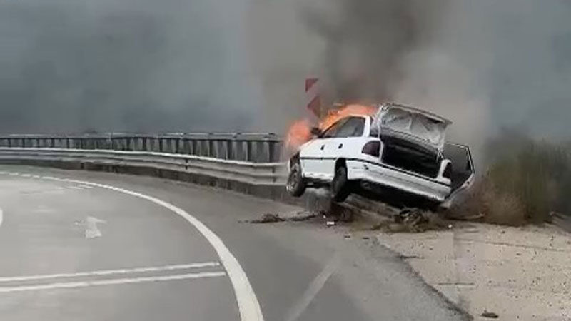 Bursa’da korkunç kaza! Alev alev yandı Bursa’da yağışlı havanın etkisiyle kontrolden çıkıp bariyerlere çarpan otomobil alev