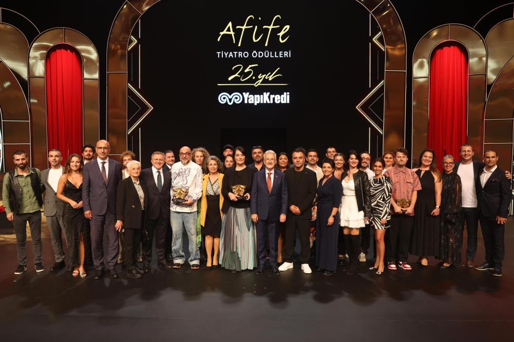 Tiyatronun en prestijli ödülü Nilüfer Kent Tiyatrosu’na 1 AW045071 05