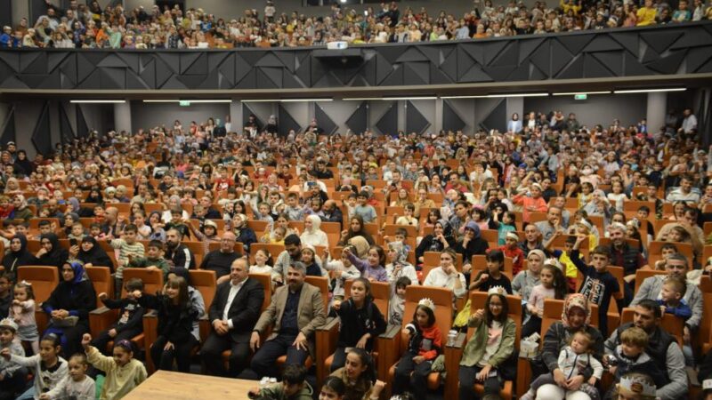 Yıldırım’da çocuk olmak ayrıcalık BURSA (İHA) - Yıldırım Belediyesi, ‘Sonbahar Çocuk Şenliği’ ile çocuklara