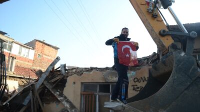 Bursa’da bina yıkımı esnasında Türk Bayrağına hassasiyet