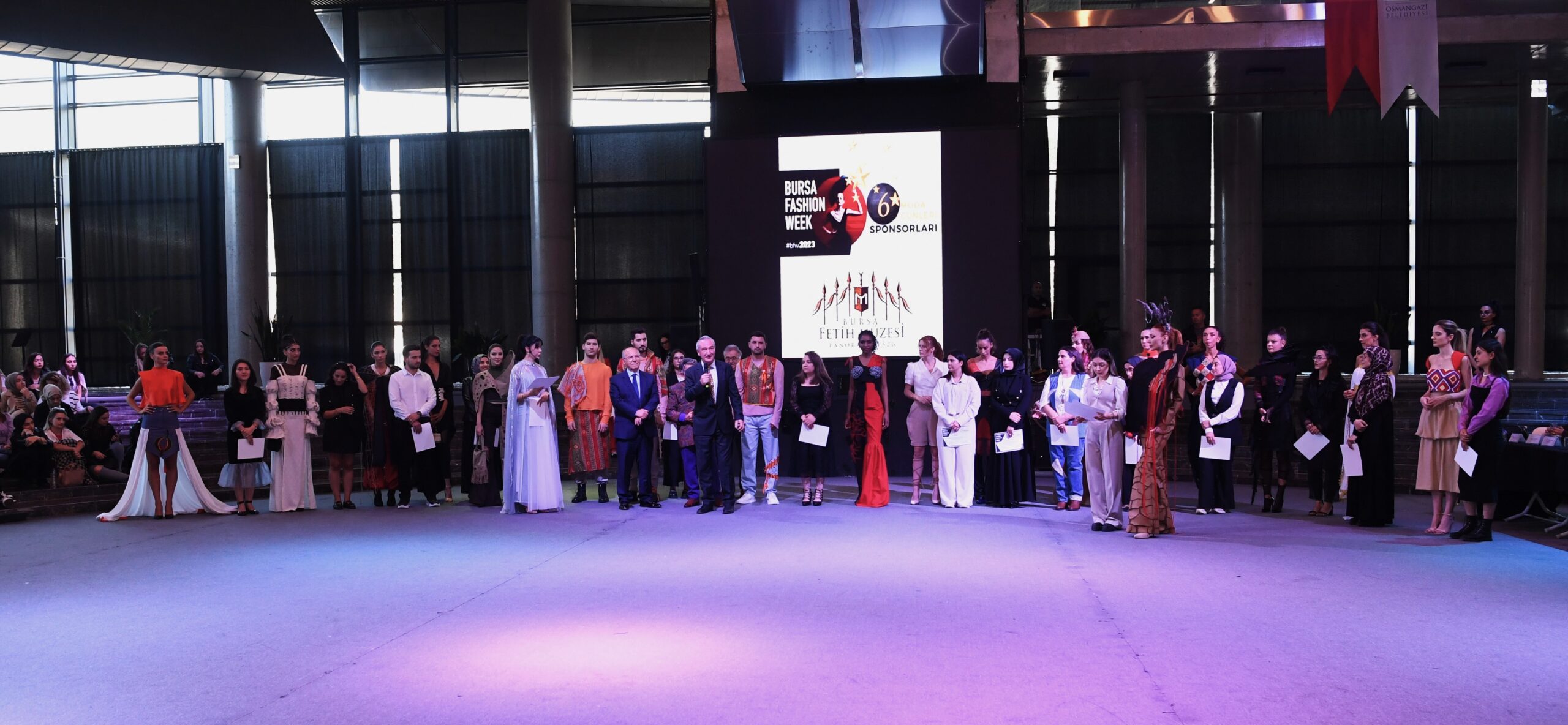 Bursa kumaşından üretilen en güzel tasarımlar sergilendi Bursa kumaşından üretilen en güzel tasarımlar sergilendi