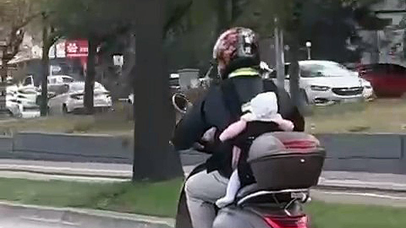 Görüntüler Bursa’dan… Bebeğinin hayatını hiçe saydı Görüntüler Bursa’dan… Bebeğinin hayatını hiçe saydı