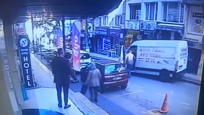 Yer: Bursa… El freni çekilmeyi unutulan araç…