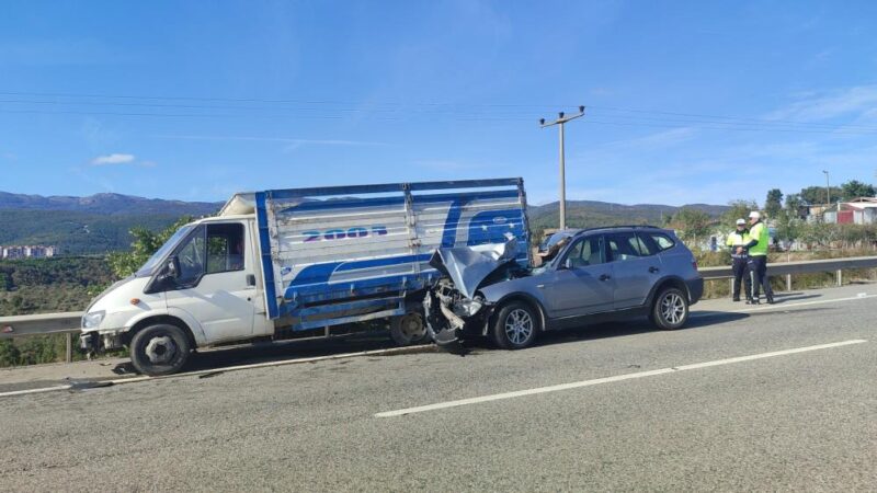 Bursa’nın Orhangazi ilçesi Yalova Yolu’nda lüks bir araç emniyet şeridinde
