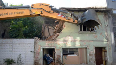 Bursa’da tehlike saçan bina yıkıldı