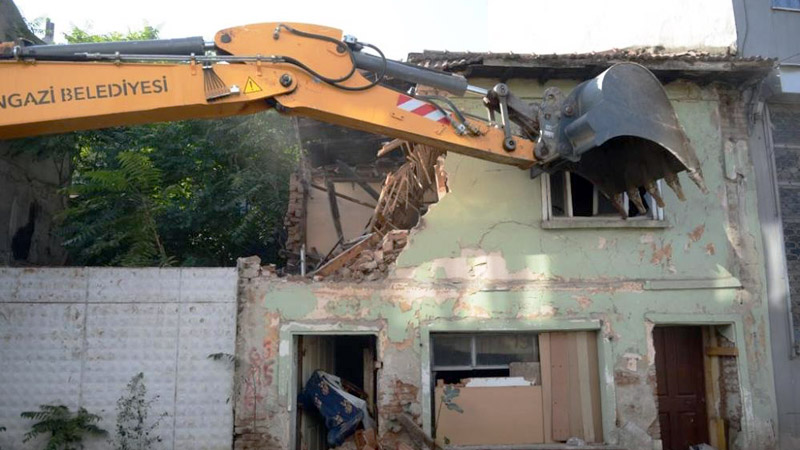 Bursa’da tehlike saçan bina yıkıldı