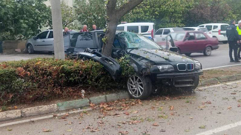 Bursa’da kontrolden çıkan otomobil orta refüjde bulunan ağaca çarparak durabildi.