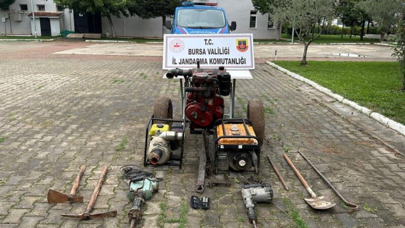 Bursa’da kaçak kazı yapanlara baskın! Bursa’nın İznik ilçesinde kaçak kazı yapan 5 kişi jandarmanın yaptığı
