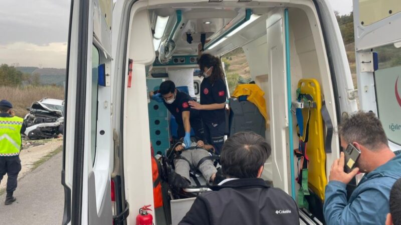 Bursa’da kafa kafaya kaza: Yaralılar var İznik-Yenişehir yolu üzerinde kamyonet ve otomobil kafa kafaya çarpıştı. Kazada