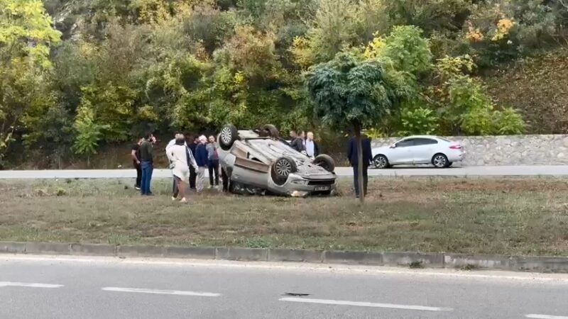Bursa’da kaza! Takla atan araçtan sağ çıktı Bursa’da yağışlı havanın etkisiyle kontrolden çıkan otomobil takla attı. Vatandaşların