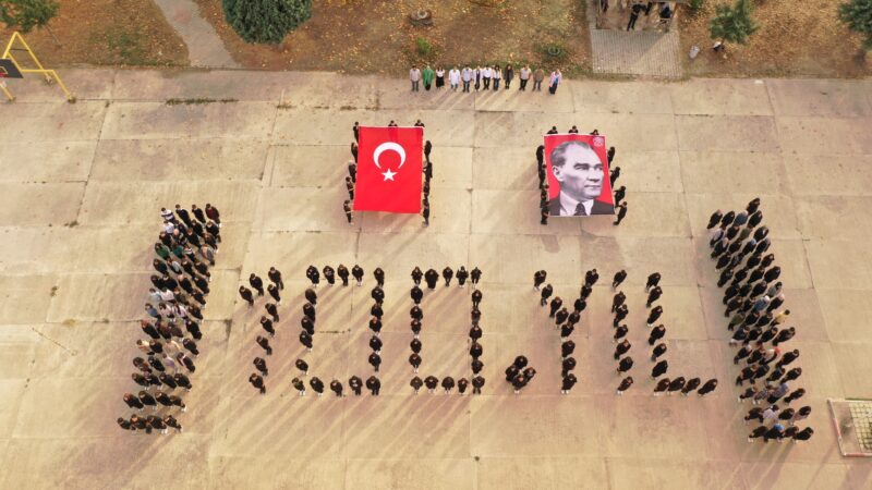 Bursa’da 230 öğrenci okul bahçesinde 100. Yıl koreografisi yaptı.