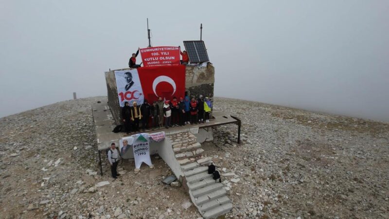 Cumhuriyet’in 100. yılında Uludağ’ın zirvesine tırmandılar Yıllar boyunca ay yıldızlı forma ile Türkiye’yi başarıdan başarıya koşturan,