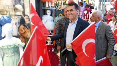 Başkan Dündar’dan çarşı esnafına Türk Bayrağı