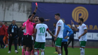 Bursaspor maçından sonra ortalık karıştı! Kırmızı kartlar havada uçuştu…