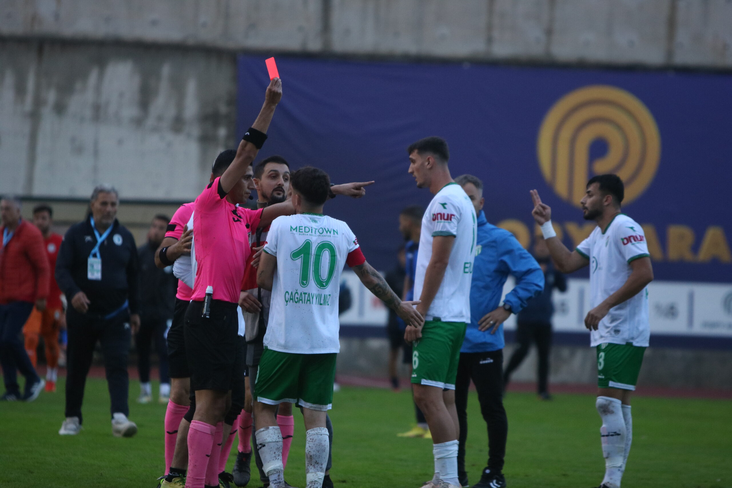 Bursaspor maçından sonra ortalık karıştı! Kırmızı kartlar havada uçuştu…